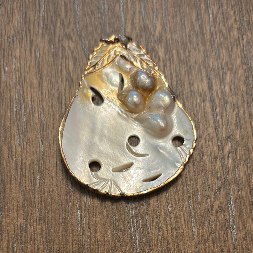 Pear-Shaped Shell Pendant - Picture 2 of 3